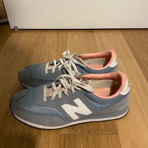 New Balance 520 sneakers